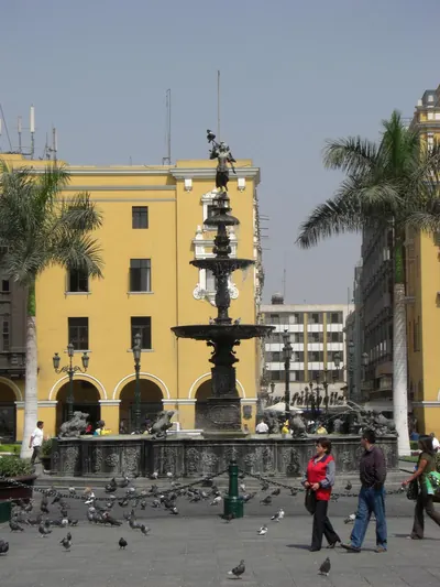 Plaza armas fountain — Isabela, Galápagos — 22 May 2007