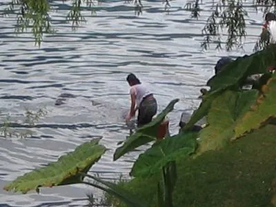Washing — Lake Atitlán — 4 December 2006
